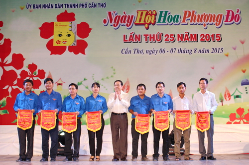Đồng chí Trần Thanh Mẫn - Bí Thư Thành ủy, Trưởng Đoàn Đại biểu Quốc hội thành phố Cần Thơ tặng cờ lưu niệm cho đại diện các đơn vị tham gia Ngày hội.
